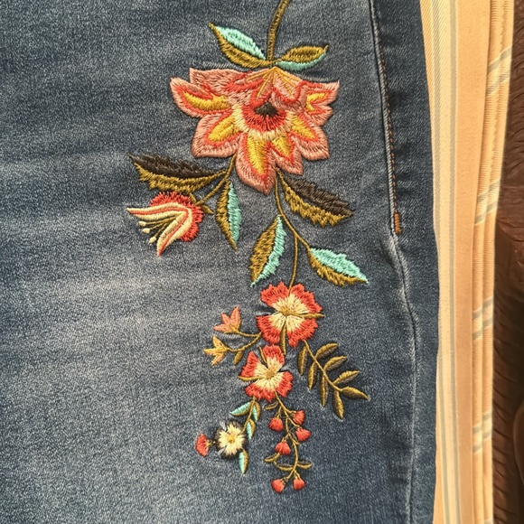 OLD NAVY ROCKSTAR MID RISE SKINNY JEANS MEDIUM WASH FLORAL EMBROIDERY SIZE 8 - Picture 6 of 14